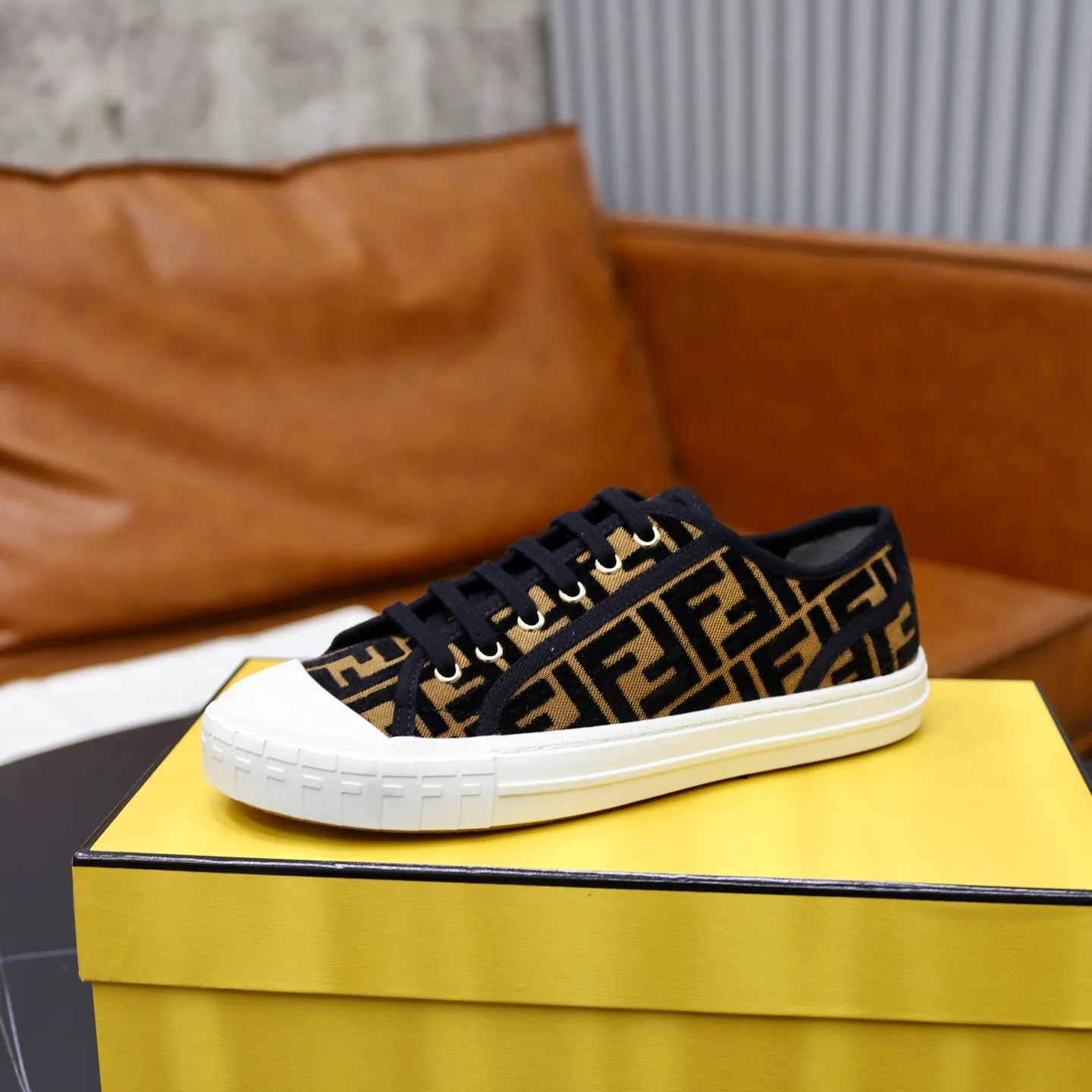 Factory price: 480 original order (couple model) Brand: FENDI Fendi 🙅‍♂️🙅‍♂️🙅‍♂️ Size: Female 35–40, Male 39-44 (45 can be customized) Grade: Official website genuine Material: Imported original LoGO fabric upper Original comfortable lining TPU wear-resistant lightweight outsole Style category: Loafers New trendy shoes Color: actual picture color